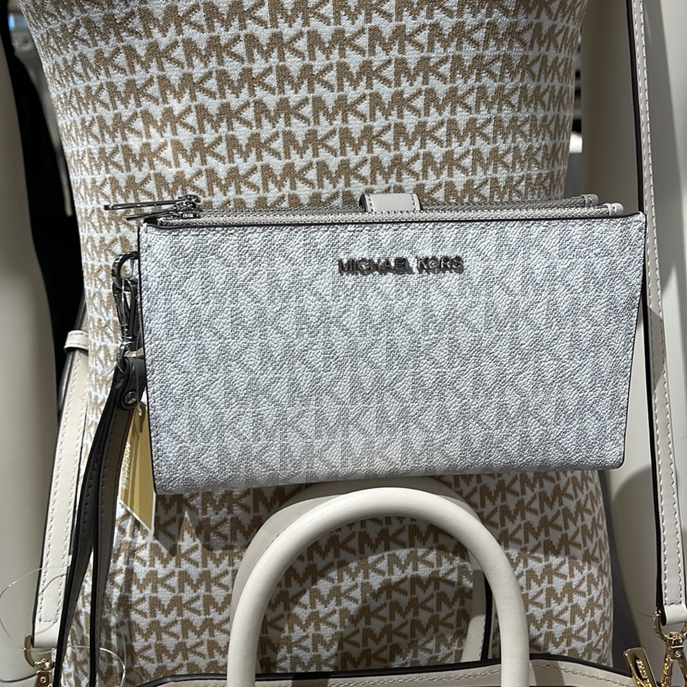 MICHAEL KORS LARGE DOUBLE ZIP WRISTLET 
Bright White - Picture 12 of 16